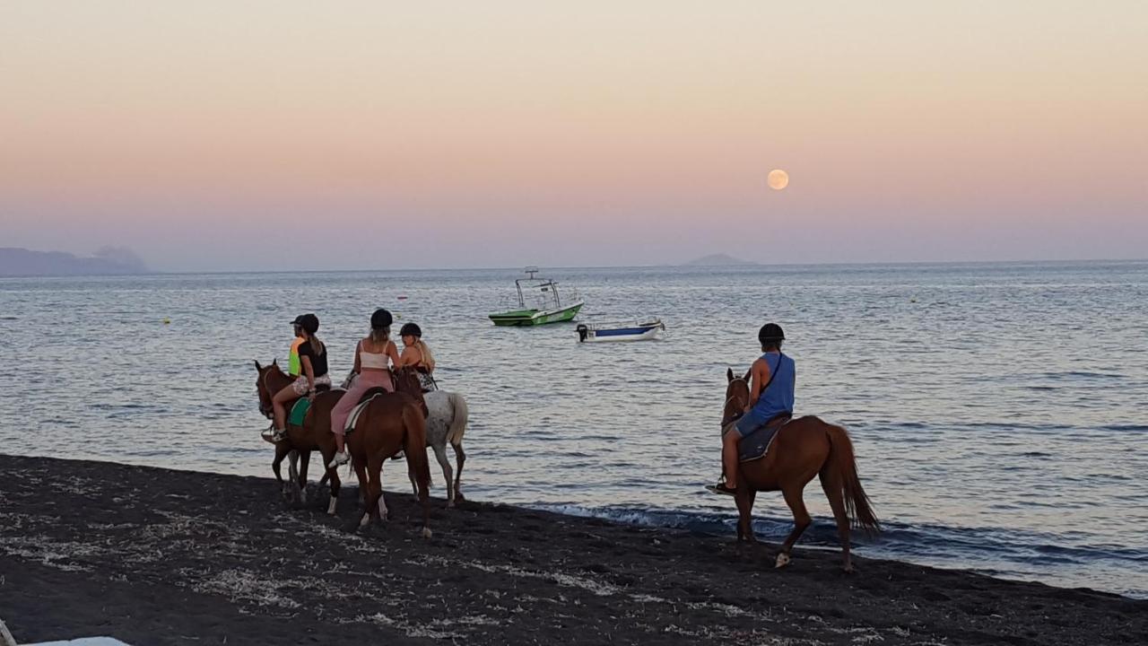 Pleasure Seaside Rooms เปริสซา ภายนอก รูปภาพ